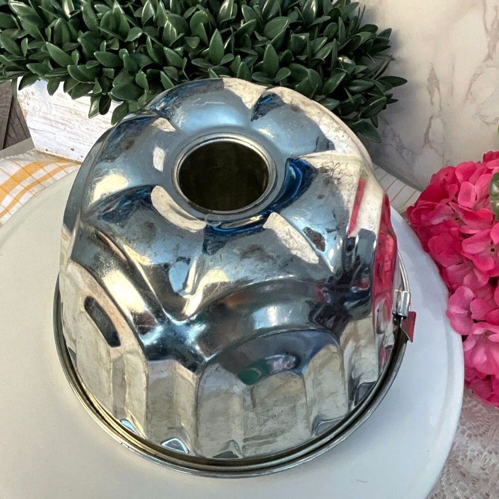 Vintage steamed pudding mold with lid; metal fluted sides Christmas pudding